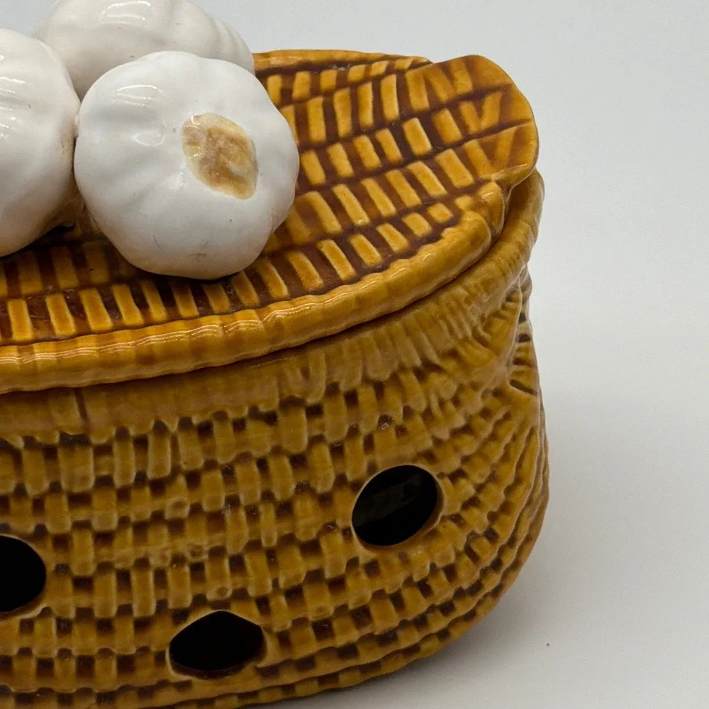 Ceramic Garlic Keeper Woven Basket Style Storage Jar with Garlic Bulb Lid Brown